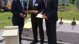 Klaus Eberhardt, Oberbürgermeister der Stadt Rheinfelden, überreicht die Baugenehmigung an Werner Wohner und Peter Dettelmann von Evonik. (Bild: Evonik Industries)
