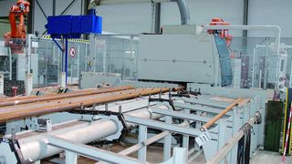 Bild 1: Zufuhrseite einer Kasto-Variospeed mit Kettenmagazin und Rücklagepolder. (Archiv: Vogel Business Media)