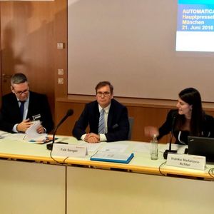 Auf der Hauptpressekonferenz zur Automatica sprachen Patrick Schwarzkopf, Geschäftsführer VDMA Robotik und Automation (li.) und Falk Senger, Geschäftsführer Messe München (Mitte) über die Zukunft der Industriellen Robotik in Deutschland und weltweit.