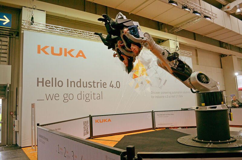 Industrie 4.0 verbindet Mensch und Maschine auf teils ungewöhnliche Weise. Der portable Robocoaster von Kuka war auch auf der diesjährigen Messe ein Anziehungspunkt. (Christian Soja)