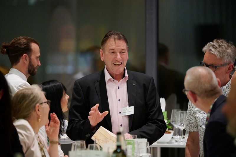 Impressionen vom ELEKTRONIKPRAXIS Frühlingsfest 2023 im Ketterer Kunst mit der Verabschiedung von Johann Wiesböck.  (Bild: © EYE AM CHRIS)