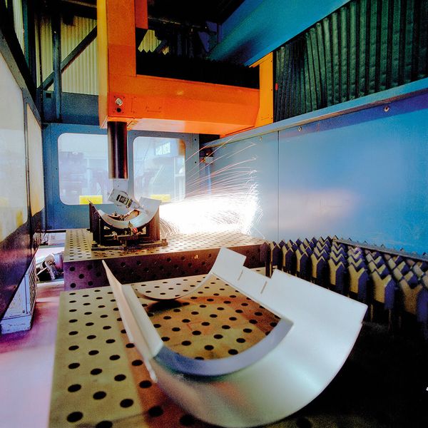 Bereits während der Testphase der Umformstufen stellt Kunrath den Kunden Vorserienteile zur Verfügung, die in dieser hochmodernen 3D-Laserschneidanlage beschnitten werden. (Bild: Kunrath)