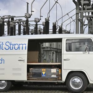 Was beim Pritschewagen ohne Weiteres zu verschmerzen war, nämlich der Verlust des sogenannten „Tresorfachs“, war beim normalen Transporter schon ein echter Wermutstropfen: der Platzbedarf der fast 900 Kilogramm schweren Antriebsbatterie.(Bild:  Volkswagen AG)