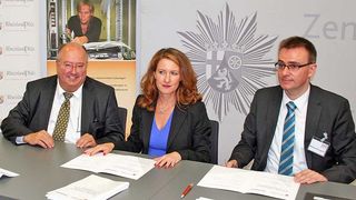 Dr. Hannes Bardach, Vorstandsvorsitzender Frequentis AG, Heike Raab, Staatssekretärin Ministerium des Innern, für Sport und Infrastruktur Rheinland-Pfalz, Matthias Bongarth, Geschäftsführer Landesbetrieb Daten und Information (v.l.n.r.) bei der Vertragsunterzeichnung (Foto: Rheinland-Pfalz)