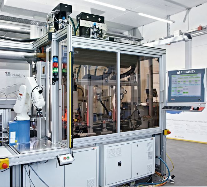 Bei dieser CresaLine-Ausführung verbindet XTS fünf Prozessstationen. (Beckhoff)