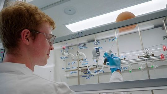 Insektizide aus verunreinigten Böden beseitigen – Patrick Domke (im Bild) fand zusammen mit weiteren ETH-Forschenden die Lösung in der Elektrolyse.(Bild:  Hannes Cullum / IVY Filmstudio)