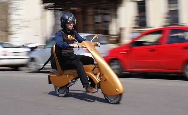 Ein funktionstüchtiger Prototyp des elektrischen Faltrollers MOVEO ist bereits auf Ungarns Straßen unterwegs (Bild: Antro Group)