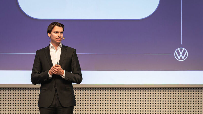 Jan-Hendrik Hülsmann, Leiter der Vertriebsorganisation Deutschland VW Pkw, rundete die Veranstaltung mit seinem Vortrag über die Digitalisierung und die Transformation des Automobilvertriebs bei Volkswagen inhaltlich ab.  (Stefan Bausewein)