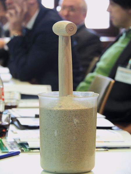 Kann man an diesem Griff den Behälter mit Sand hochheben? (Bild: Mühlenkamp)