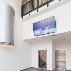 Eingangsbereich des BMW-Kompetenzzentrums Batteriezellfertigung in Parsdorf bei München. (Bild:  BMW)