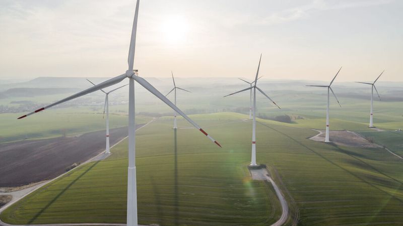 Rund 49 Prozent erneuerbare Energien haben im ersten Halbjahr 2022 den Bruttoinlandsstromverbrauch in Deutschland gedeckt. Rund 49 Prozent erneuerbare Energien haben im ersten Halbjahr 2022 den Bruttoinlandsstromverbrauch in Deutschland gedeckt.
