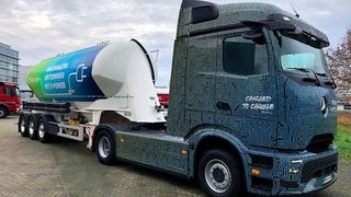 Ende November geht der Langstrecken-Elektro-Lkw e-Actros 600 von Daimler Truck in Serie. Es lägen auch schon viele Bestellungen vor. Mit diesem Elektro-Brummi sollen die Emissionen in der Transportlogistik erheblich verringert werden können. Doch da fehlen noch Randbedingungen ... (Bild: Daimler Truck)