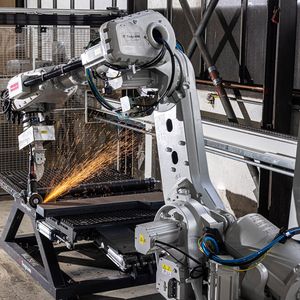 Bei den per Entratungsroboter zu bearbeitenden Stahlteilen bei Kloeckner Metals Germany in Bremen handelt es sich um verschiedenste Bauteile, die zum Beispiel für den Schiff- und Maschinenbau oder den Brückenbau zum Einsatz kommen.(Bild:  www.industriefotografie-steinbach.de)