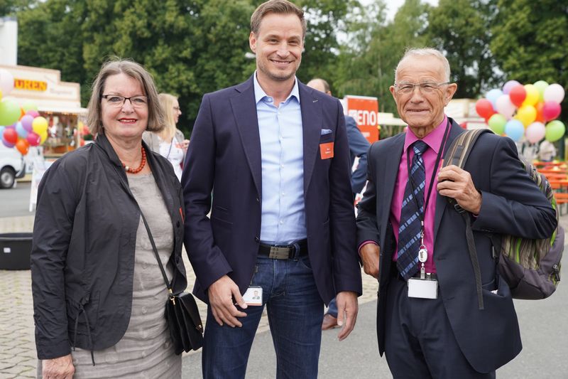 Zufriedene Gesichter bei Brigitte und Bernd Horstmann und Sven Hollemann (Eno telecom)