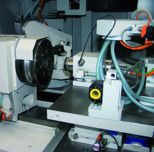 Universalrundschleifmaschine, die auch das Drehen, Bohren und Drehfräsen von Werkstücken mit Durchmessern bis 920 mm beherrscht. Bilder: Kuttkat (Archiv: Vogel Business Media)