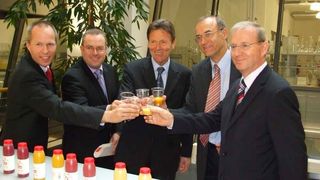 Links und Mitte: Dr. Sebastian Portius und Heinz von Kempen, Geschäftsführung der Schwartauer Werke, 2.v.l.: Prof. Dr. Gerald Rimbach, v.r.n.l.: Minister Dietrich Austermann und ISH-Vorstand Prof. Dr. Hans-Jürgen Block, bei der Übergabe des Förderbescheides in Bad Schwartau. (Archiv: Vogel Business Media)