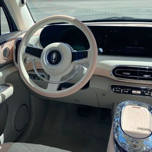 Alles ist in süßenen Pastellfarben gehalten, die Sitze sind etwas kleiner, ebenso das „Damen-Lenkrad für zierlichere Hände“.(Bild:  GWM)