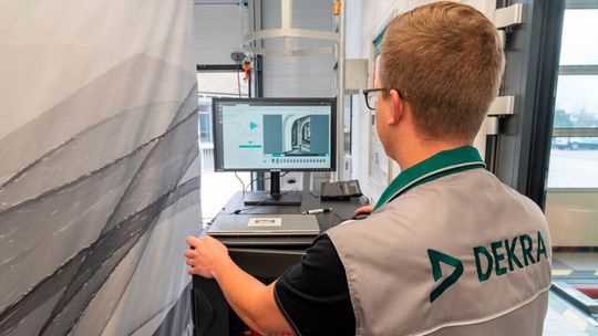 Für die Pilotstudie nutzt die Sachverständigenorganisation Fahrzeugscanner und Algorithmen des Herstellers Proov-Station. (Bild:  Dekra)
