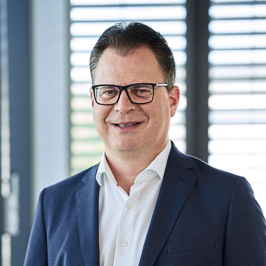 Winfried Post, General Manager und Vorsitzender der Geschäftsführung DACH bei Dedalus, sieht in der Übernahmen wichtige Vorteile für die DRG-Patientenabrechnung aus einer Hand.(Bild:  Marcus Becker/Dedalus)