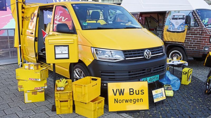 Dieser Themenbus kommt aus Norwegen. Sein Besitzer ist offenbar auch Deutsche-Post-Fan. (Bild: Dominsky – VCG)