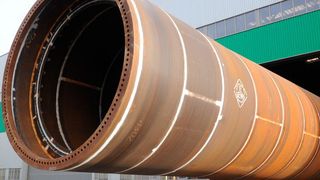 Was für ein Rohr: Das weltweit größte Monopile verlässt die Produktionshalle von EEW Special Pipe Constructions in Rostock. (Bild: EEW SPC/Andreas Duerst, Studio 301)