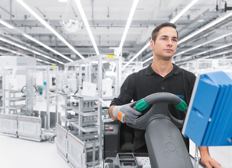 Die Fahrer der Routenzüge nutzen das Wearable für die Warenentsorgung in der Montage. (Bild: Festo AG & Co. KG)