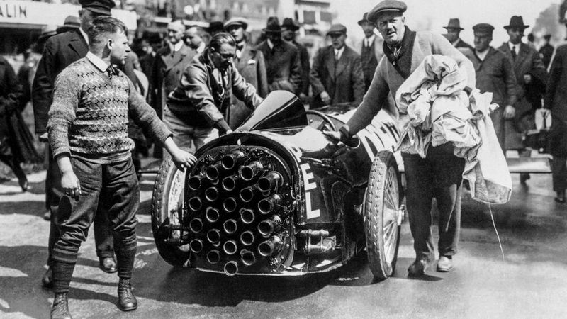 Für den Antrieb verfügte der RAK 2 im Heck über 24 Feststoffraketen, die zusammen sechs Tonnen Schub entwickelten. Weitere Versuche mit den Modellen RAK 3 bis 5, die auf einer Bahnstrecke eingesetzt wurden, verliefen jedoch erfolglos. (Bild: Opel/Stellantis)