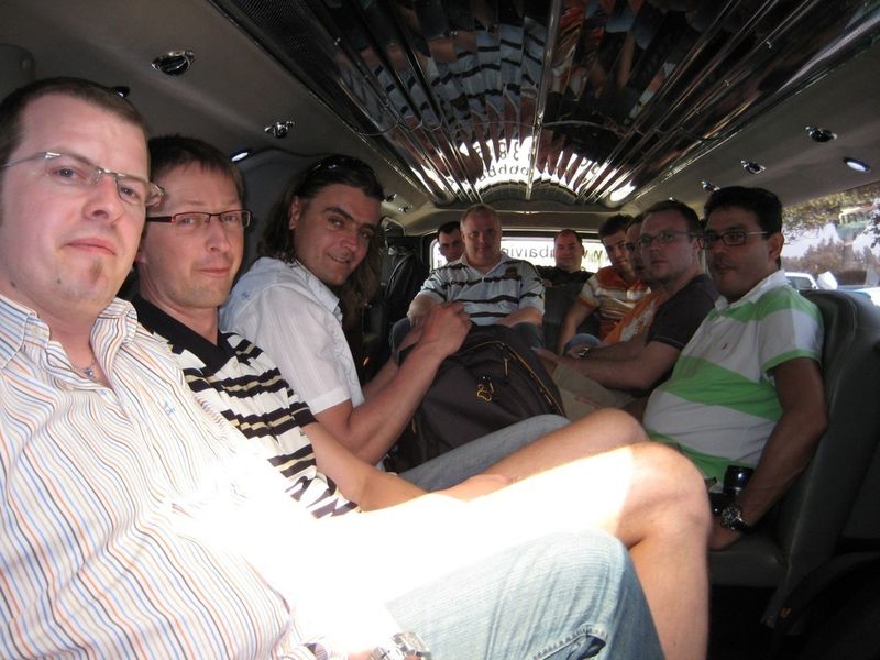 Auch in einem Stretch-Hummer kann es eng werden. (Archiv: Vogel Business Media)