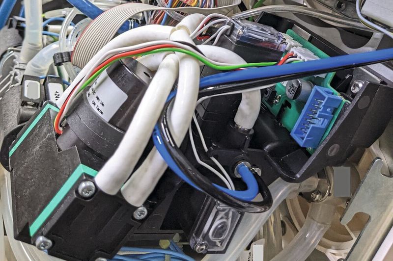 Die kompakte Baugruppe besteht aus drei Ventilen, einem Drucksensor, einer Kondensatfalle und einer Membranpumpe, die in einer Kammer Überdruck und in der zweiten Kammer Unterdruck erzeugt. Zwischen den beiden Kammern schaltet dann ein Ventil dynamisch um, was eine Schlauchrollen-Pumpe überflüssig macht. (Bild:  Fresenius Medical Care)