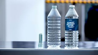 Stimmiges Konzept: Von der Preform über den fertig geblasenen PET-Behälter bis hin zur gefüllten, etikettierten und verschlossenen Flasche. (Bild: Jörg Schwalfenberg)