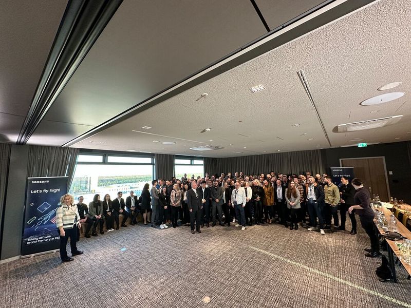 Wie bekommt man ca. 90 Teilnehmer auf ein Foto? (Bild: Vogel IT-Medien )