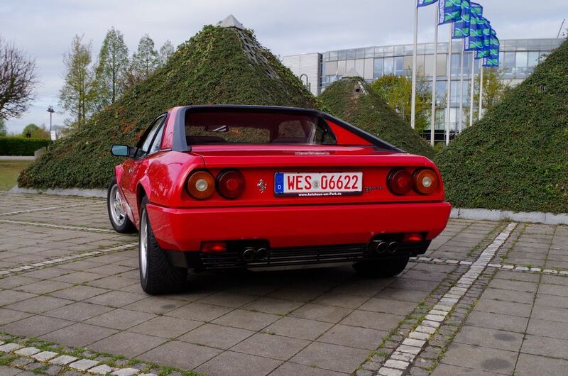 Doch selbst wenn heutige Autos dem Mondial an der Stoßstange kleben können, die Blicke der übrigen Verkehrsteilnehmer gehören dem roten Italiener. (SP-X/Patrick Broich)