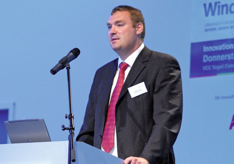 Michael Lüer von der Juwi Wind erläutert, wie sich Windenergie in Konversions- und Waldgebieten nutzen lässt.  (Bild: Vogel Business Media)