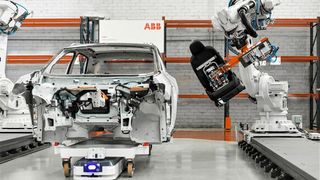 ABB übernimmt Asti Mobile Robotics, um den nächsten Schritt in Richtung neuer, autonom agierender Roboter zu gehen. Hier das Zusammenspiel von ABB- und Asti-Systemen bei der Endmontage im Automobilbau. (J. Vermeulen/ABB)