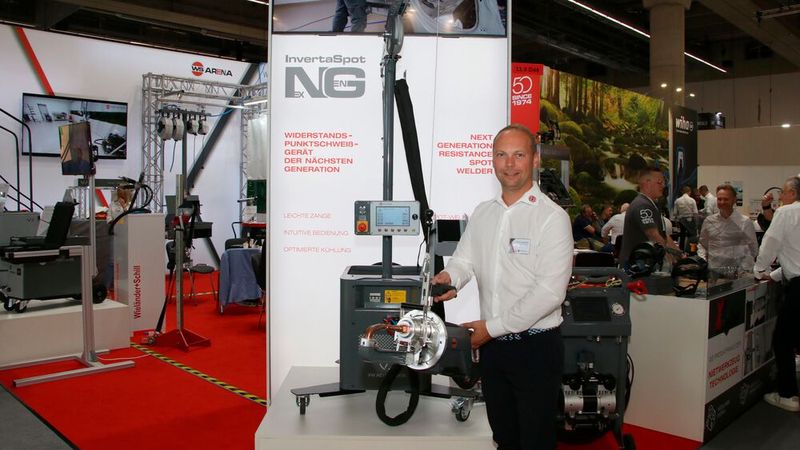 Der Geschäftsführer Stephan Paschke von Wieländer+Schill stellt die neue Schweißzange InvertaSpot NG vor. (Bild: Jürgen Klasing)