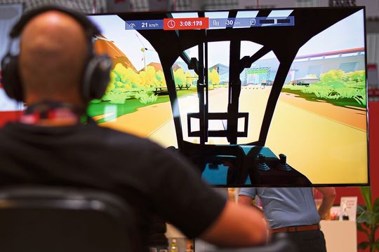 Bevor sich die Kunden und Interessenten der neuen 12XX-Baureihe mit ihr „aufs freie Feld“ des Mannheimer Maimarktgeländes begeben, nutzen viele die Chance, erst einmal am Simulator zu üben. Bevor sich die Kunden und Interessenten der neuen 12XX-Baureihe mit ihr „aufs freie Feld“ des Mannheimer Maimarktgeländes begeben, nutzen viele die Chance, erst einmal am Simulator zu üben.