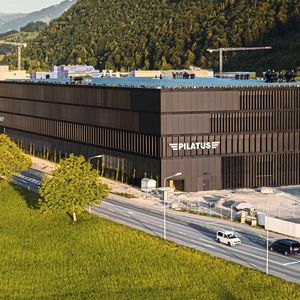 Das nach einem Schweizer Berg und nach der Farbe der lasttragenden Composite-Bauteile benannte «Schwarzhorn» vereint sämtliche Prozessschritte unter einem Dach – von der Rohmaterialanlieferung und -lagerung über die Bauteilfertigung, Detailmontage und Oberflächenbehandlung bis hin zur Lagerung und Kommissionierung.(Bild:  Pilatus Flugzeugwerke AG)