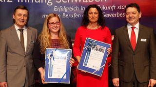 Bester Ausbildungsbetrieb der Kfz-Innung Schwaben: (v. li.) Modestus Dörle (Vorsitzender des Gesellenprüfungsausschusses), Stefanie Schwedow und Andrea Landherr (Geschäftsführerin; beide Autohaus Landherr) sowie Alois Huber (Obermeister). (Bild: Kfz-Innung)