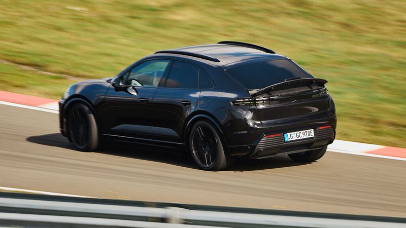 Das Sport-SUV ist rund 4,80 Meter lang. (Bild: Porsche)