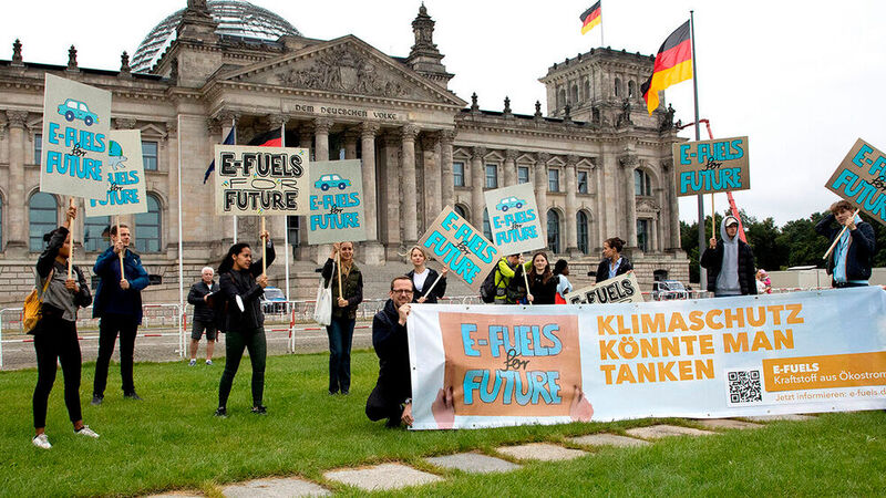 Aktion zugunsten von E-Fuels setzt Zeichen vor dem Reichstagsgebäude.