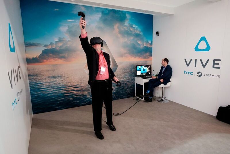 Die verschiedenen VR-Welten: aktives Manipulieren der interaktiven VR-Welt mit den Vive-Controllern. (Flickr / Kārlis Dambrāns)
