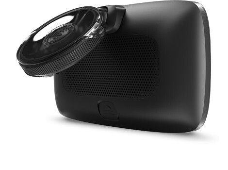 Die integrierte Halterung lässt sich an der Windschutzscheibe befestigen. (Bild: TomTom)