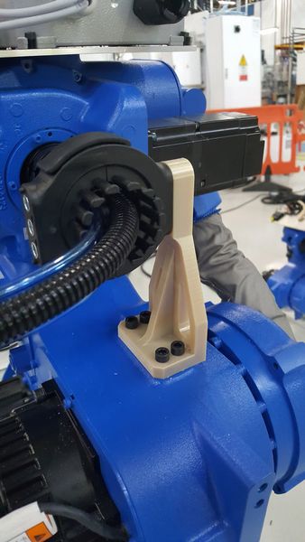 Kürzlich hat das Werk in Florenz eine bei der Lieferung fehlende Ersatzkabelhalterung für einen Roboter per 3D-Druck gefertigt. Auf diese Weise wurde mindestens eine Woche gewonnen, die man andernfalls auf die Nachlieferung hätte warten müssen. (Stratasys)