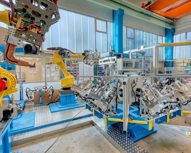 Ein 4-Stationen-Drehtisch mit Bauteilaufnahmen von Dalex positioniert die eingelegten Bauteile zu den verschiedenen Bearbeitungsstationen für das Punkt- und Buckelschweißen, das Kleben und das Handling derselben bei WMU. (Dalex)