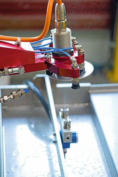 Zur Unterstützung des Umformprozesses wird ein Trennmittel unter die Ronde gesprüht. (Bild: Abacus / Clean Fotostudio)