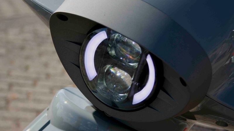 Der Frontscheinwerfer mit Tagfahrlicht sorgt für eine gute Ausleuchtung. (Bild: SP-X/Mario Hommen)