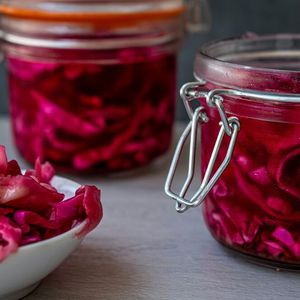 Koprodukte durch mikrobielle Fermentation  Eiweißreiche Einzelfuttermittel mikrobieller Herkunft sind Fermentationserzeugnisse, die in erster Linie aus mikrobieller Biomasse bestehen. Zu ihrer Nutzung werden verwendeten Mikroorganismen inaktiviert. Die Produktion von Einzelfuttermitteln mikrobieller Herkunft nahm mit der Entwicklung der Biotechnologie (d. h. durch die Herstellung von Aminosäuren, Vitaminen, Enzymen etc. durch großtechnische Kultivierung von Mikroorganismen) und der durch die BSE-Krise weggefallenen tierischen Proteinlieferanten an Bedeutung zu.    Lesetipp: Raus aus der Nische: Alternative Proteinquellen will als wichtiger Wirtschaftsbereich anerkannt werden  (Bild:  frei lizenziert / Unsplash)