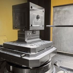 Die großen Haltekräfte und die Wiederholgenauigkeit der AMF-Nullpunkt-Spannmodule sind speziell für die Präzision der Tieflochbohrungen extrem wichtig.(Bild:  AMF)