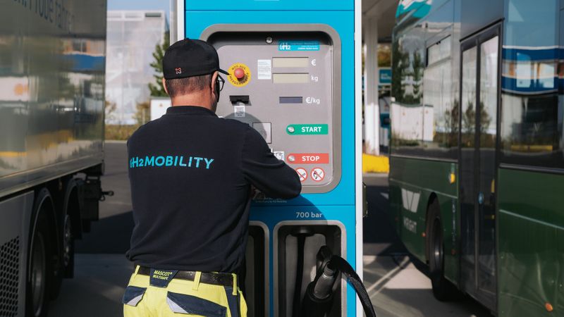 H2 Mobility senkt die Preise für Wasserstoff an seinen Tankstellen.(Bild:  H2 Mobility)