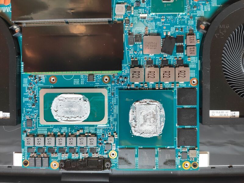 Links der Core i7-11800H mit acht Kernen und rechts daneben die Nvidia-RTX-3060-GPU. Für sie sind sechs GB GDDR6 auf das Mainboard aufgelötet. (Vogel IT-Medien)